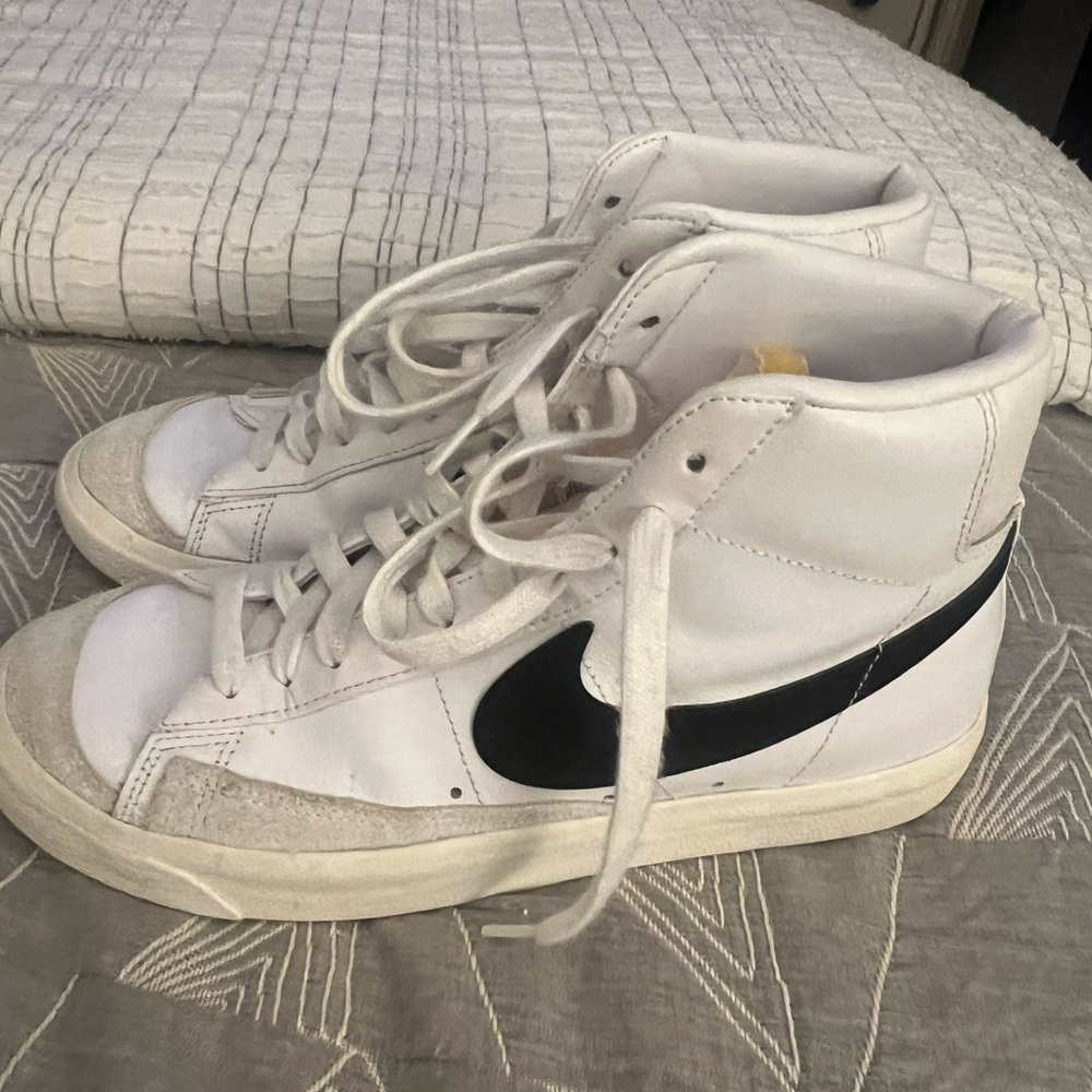 Nike hightop Blazer tennis shoes - great condition - size 9